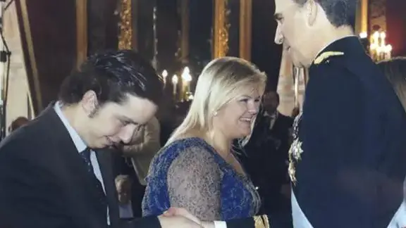 Hombre sonriendo en estudio de BBC