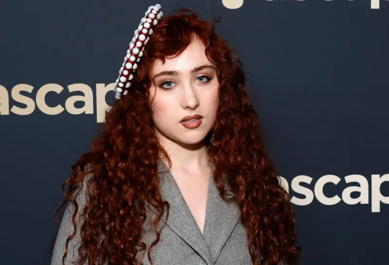 Chappell Roan en concierto, saca a fan del escenario