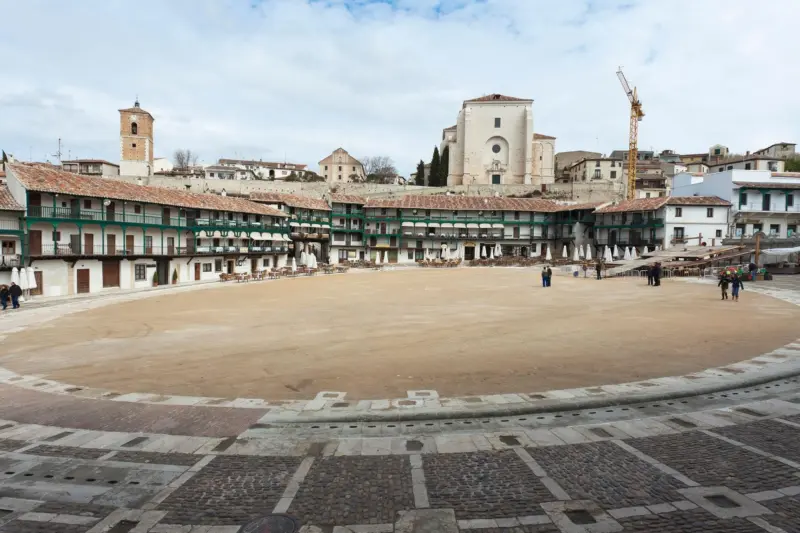 Chinchón y su icónica Plaza Mayor: El viaje gastronómico de un día perfecto a solo 45 km de Madrid