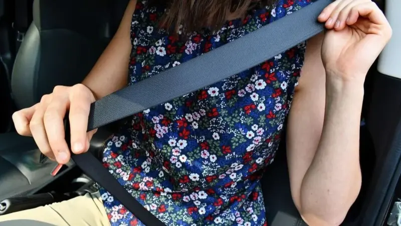 Conductor enojado por multa al llevar escalera en asiento de copiloto con cinturón