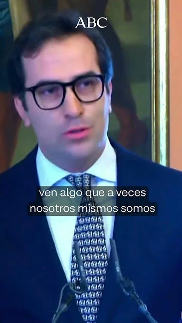 Mujer española con bandera estadounidense