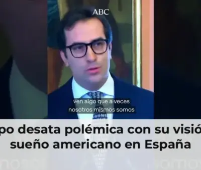 Mujer hispana con bandera española y americana