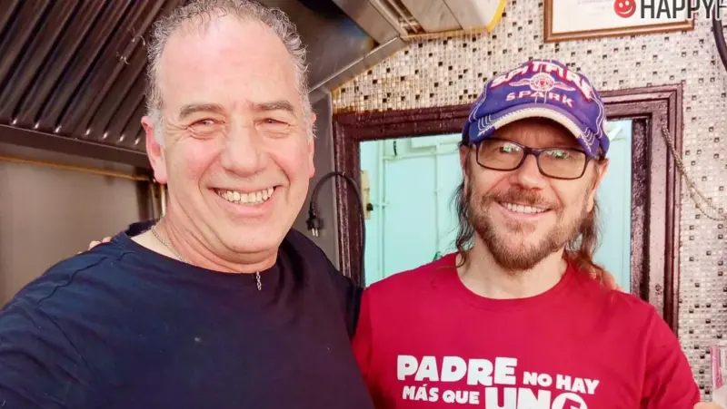 Torrente film scene at a bar