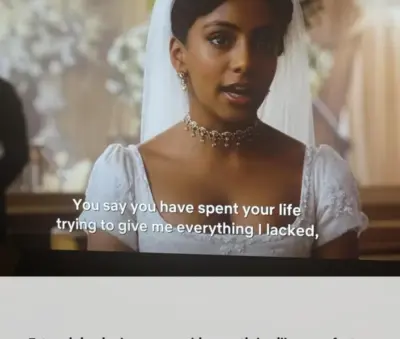 Mujer con una sonrisa misteriosa y oscura