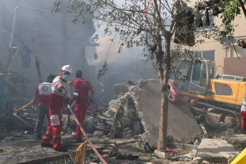 Mapa de Irán con bandera israelí al fondo