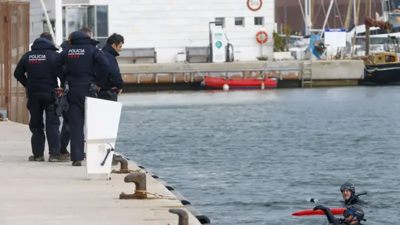 Hombre caído al agua con móvil robado