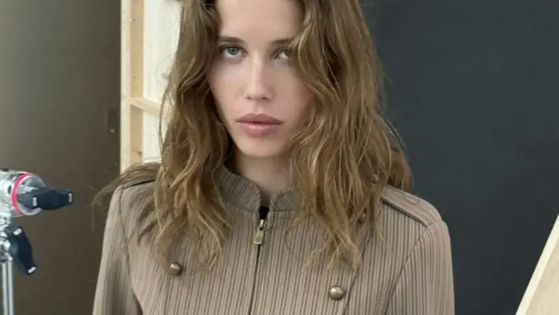 Mujer con chaqueta militar Zara primavera