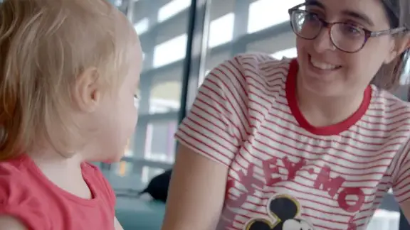 Mujer con hija en consulta médica