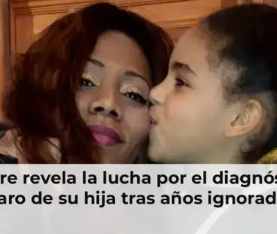 Mujer sostiene a su hija con raro trastorno médico