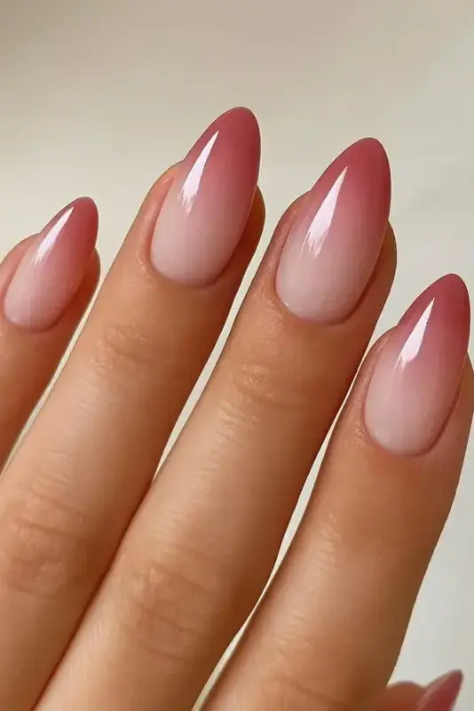 Rosa Y2K, color de moda en manicuras 2026