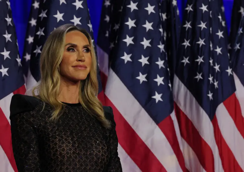 Donald Trump sonriendo en entrevista en vivo en FOX