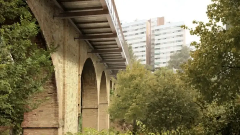 Acueducto abandonado se transforma en puente peatonal