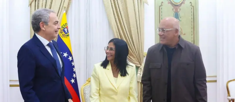 Zapatero con Delcy y hermano en Venezuela