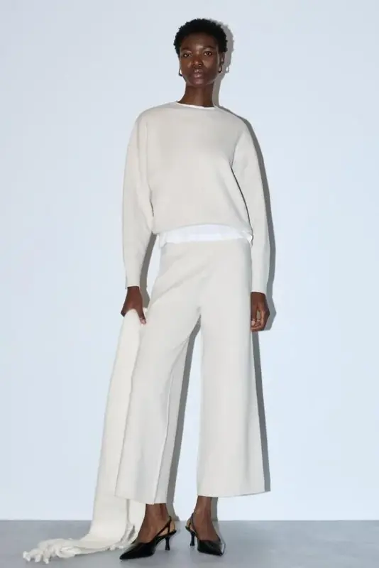 Mujer modelo vistiendo ropa de Zara estilo setentero